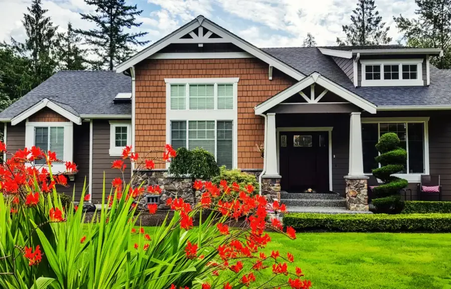 Residential Home with manicured lawn