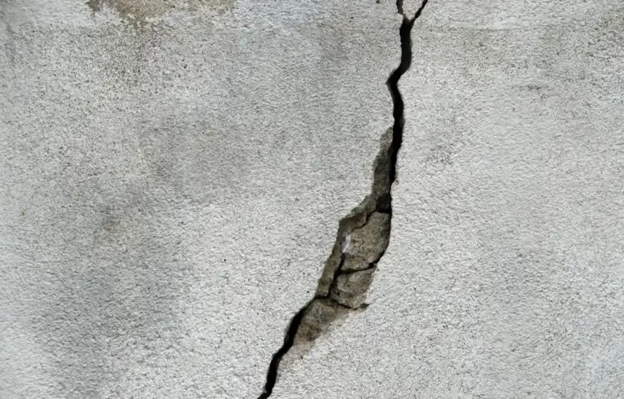 crack in wall caused by foundation issues